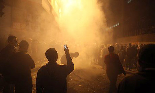 2011년 1월 이집트 혁명 당시 시민들이 혼잡한 거리를 휴대전화로 찍고 있다. 당시 이집트 시민들은 거리로 나와 대규모 반정부 시위를 벌였다. 그러나 현재 이집트 사회에는 정치적 무관심이 팽배하다. 가디언 홈페이지