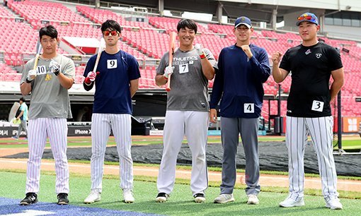 20일 경기도 수원 kt위즈파크에서 해외 아마 및 프로 출신 선수와 고교·대학 중퇴 선수 등을 대상으로 한 트라이아웃이 열렸다. 하재훈, 이학주, 김성민, 이대은, 윤정현(왼쪽부터)이 카메라를 향해 포즈를 취하고 있다. 수원｜김민성 기자 marineboy@donga.com