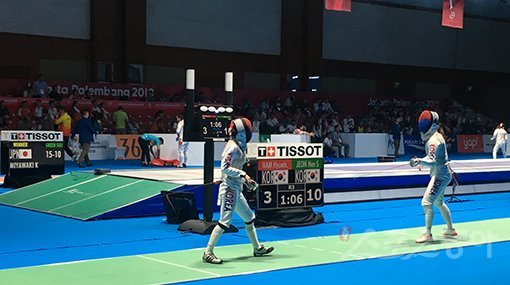 남현희(왼쪽)와 전희숙이 20일(한국시간) 인도네시아 자카르타 컨벤션센터에서 열린 2018자카르타-팔렘방아시안게임 펜싱 여자 플뢰레 16강전에서 맞대결을 펼치고 있다. 자카르타(인도네시아)｜강산 기자posterboy@donga.com