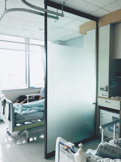 병상 사이의 불투명 유리막은 공기 중 감염을 막는다.