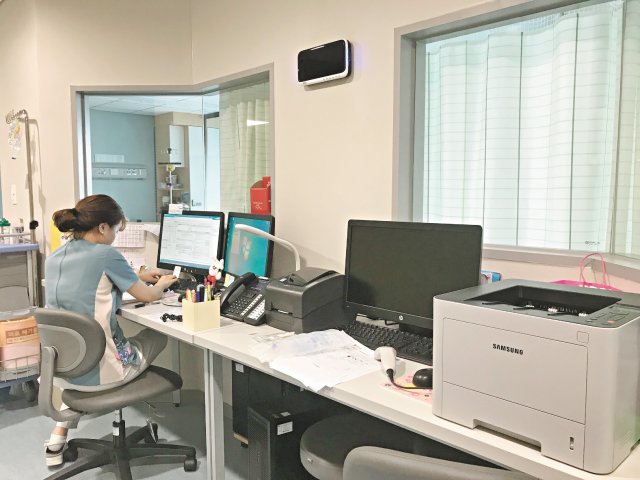 간호사 스테이션은 두 개 병실과 유리창을 사이에 두고 있다. 홍은심 기자 hongeunsim@donga.com