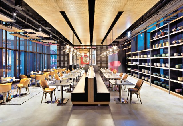 라이즈 오토그래프 컬렉션 4층에 있는 태국 레스토랑 & 바 ‘롱침’은 방콕 거리의 맛과 분위기를 담았다.