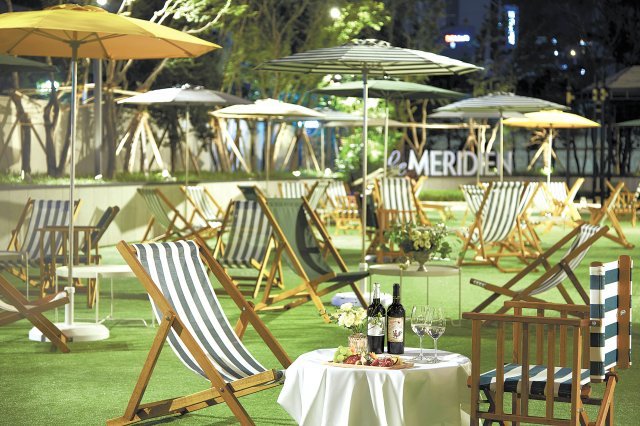 최근 문 연 르 메르디앙 서울의 ‘파크 바’는 유럽 도심공원 같은 아름다운 풍경을 보여준다. 이곳 호텔 셰프의 즉석요리를 맛볼 수 있는 스낵 바가 마련돼, 생맥주나 스파클링 와인 등과 함께 낭만적인 저녁 시간을 즐길 수 있다.