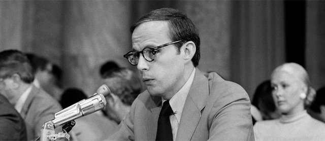 리처드 닉슨 전 대통령이 주도한 워터게이트 스캔들 은폐 공작을 상원 청문회에서 증언한 존 딘 당시 백악관 법률고문. 사진 출처 BBC 홈페이지