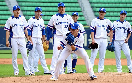 2018 자카르타-팔렘방 아시안게임에 출전하는 한국 야구대표팀 21일 서울 잠실야구장에서 훈련을 가졌다. 야구대표팀 박종훈(가운데)이 투수 앞 땅볼 타구를 수비하고 있다. 잠실｜김민성 기자 marineboy@donga.com