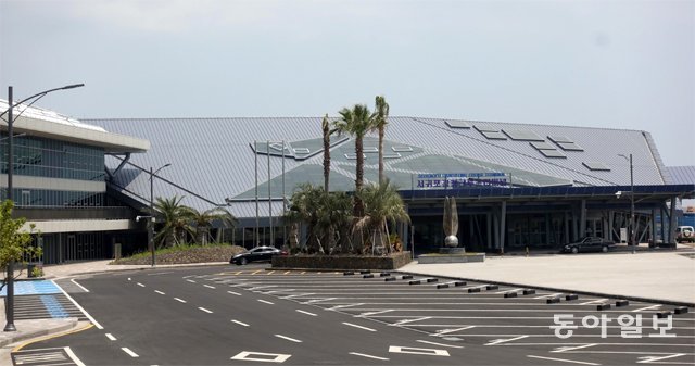 제주 서귀포시 강정마을 민군복합형관광미항에 들어선 서귀포크루즈터미널. 5월 완공됐지만 중국발 크루즈 선박이 입항하지 않아 운용이 되지 않고 있다. 임재영 기자 jy788@donga.com