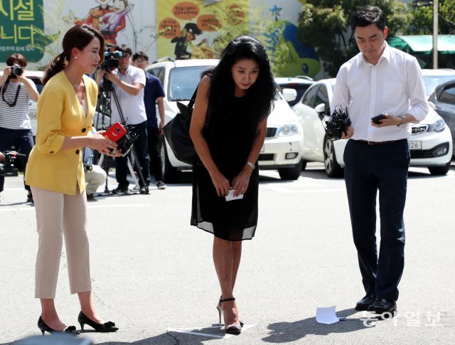 배우 김부선이 편지를 읽은 뒤 인사를 하며 경찰서로 들어가고 있다. 최혁중 기자 sajinman@donga.com