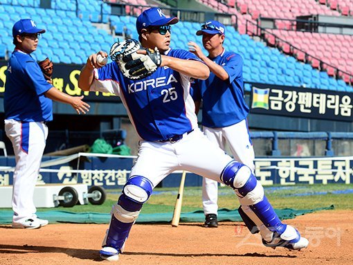 2018 자카르타-팔렘방 아시안게임에 출전하는 한국 야구대표팀이 22일 서울 잠실야구장에서 훈련을 가졌다. 야구대표팀 양의지가 2루 송구를 연습하고 있다. 잠실｜김민성 기자 marineboy@donga.com