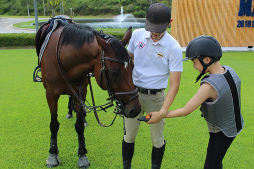 말과 친해질 수 있는 다양한 프로그램을 운영하는 소노펠리체 승마클럽의 ‘2018 포니월드’.