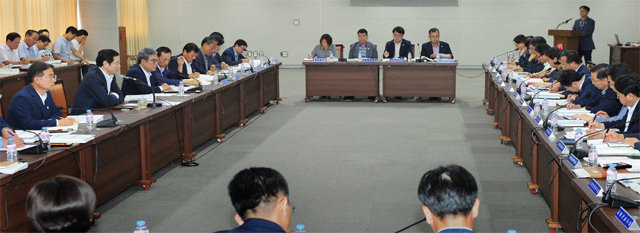 이용섭 광주시장이 20일 시청에서 열린 광주세계수영선수권대회 종합지원계획 보고회에 참석해 홍보, 안전, 문화·관광, 시민참여 등 8개 분야 과제를 점검하며 성공적인 대회개최를 준비하고 있다. 광주시 제공