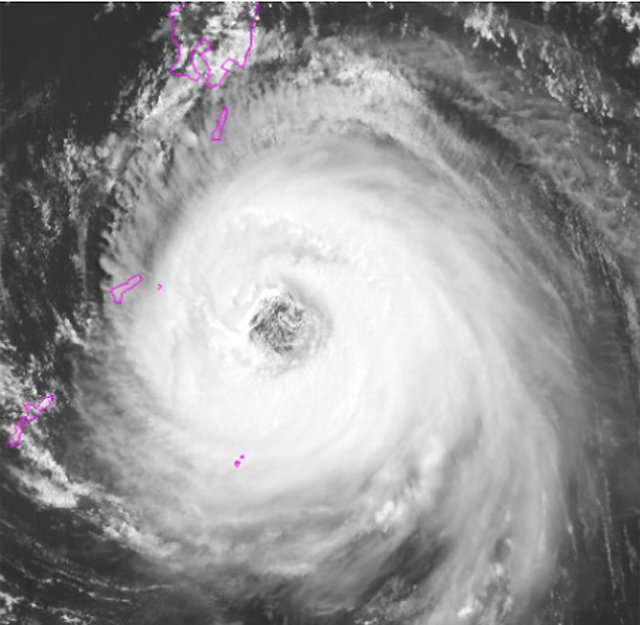 일반 태풍보다 ‘태풍의 눈’이 크고 구름이 균일하게 모여 있는 ‘원통형 태풍’인 솔릭. 사진 출처 미국해양대기청(NOAA)
