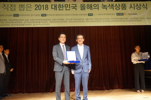 ‘2018 대한민국 올해의 녹색상품’ 시상식에서 ‘2018년 올녹상’과 ‘올녹상 6회 수상 기업상’을 수상하고 있는 에덴바이오벽지 남원식 상무(왼쪽).