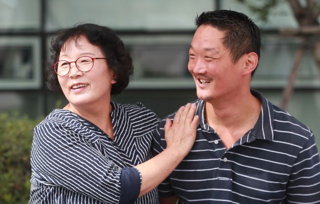 윤순예 씨(왼쪽)와 37년 만에 재회한 아들 그자비에 모토 씨. 박영대기자 sannae@donga.com