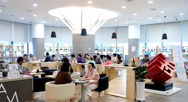 22일 오후 대구 중구청 1층 로비에서 주민들이 책을 읽거나 차를 마시며 여가 시간을 보내고 있다. 중구는 민원실이 있던 1층을 주민 휴식문화공간으로 꾸몄다. 대구 중구 제공