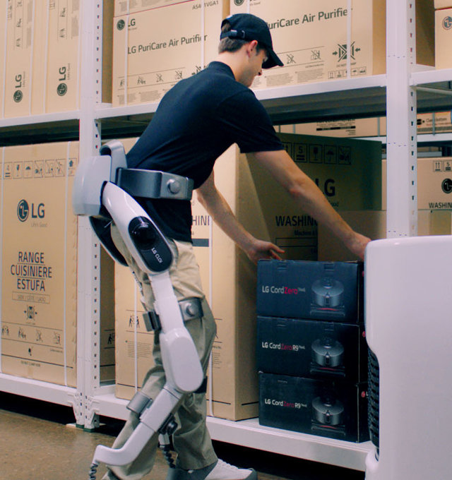 착용감 개선한 ‘클로이 수트봇’ LG전자가 31일(현지 시간) 독일 베를린에서 열리는 유럽 최대 
가전전시회 ‘IFA 2018’에서 웨어러블 로봇인 ‘클로이 수트봇(CLOi SuitBot)’의 첫선을 보인다. 클로이 수트봇은 
기존 웨어러블 로봇보다 관절이 유연하게 꺾여서 착용성을 대폭 개선한 것이 특징이다. LG전자 제공