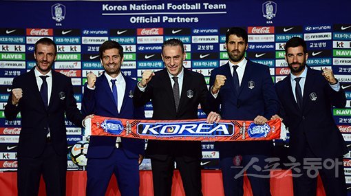 한국 축구국가대표팀 파울루 벤투 신임 감독이 23일 경기도 고양 엠블호텔에서 취임 기자회견을 가졌다. 벤투 감독(가운데)이 페드로 페레이라, 세르지오 코스터, 필리페 코엘류, 빅토르 실베스트레 코치들과 함께 기념촬영을 하고 있다. 고양｜김민성 기자 marineboy@donga.com