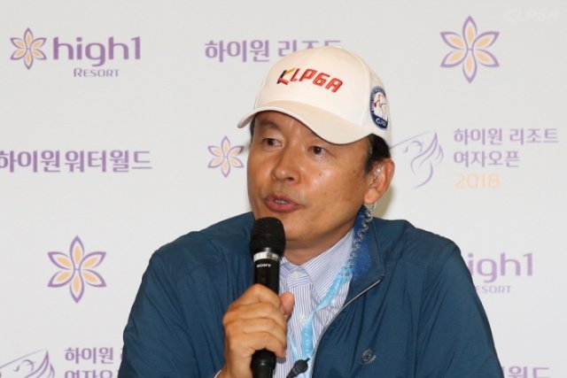 KLPGA 최진하 경기위원장이 경기취소에 대한 브리핑을 하고있는 모습. 사진제공｜KLPGA