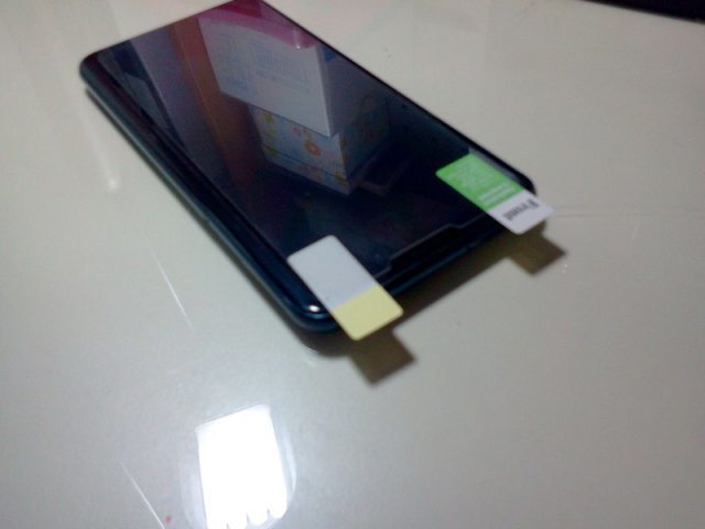 V35와 화면 보호필름(출처=IT동아)