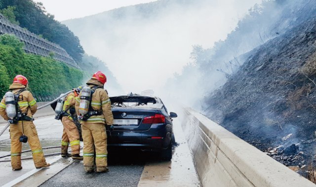 8월 20일 경북 문경에서 주행 중이던 BMW 520d 차량에 불이 붙어 소방관들이 진화 작업을 하고 있다. [동아DB]