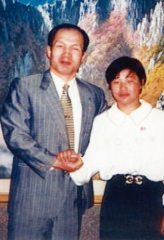 1996년 9월 무렵 ‘흑금성’ 박채서 씨(왼쪽)가 북한을 방문, 애틀랜타올림픽 여자유도 48kg급 금메달리스트인 계순희와 기념촬영을 했다. [사진 제공·KBS]