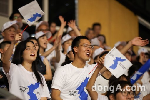 남북 단일팀 ‘코리아’를 응원하는 모습. 사진=게티이미지코리아