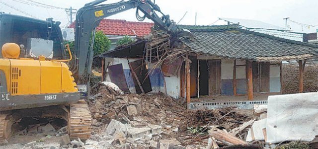 전남 곡성군은 안전하고 쾌적한 주거환경을 조성하기 위해 올해 농촌 빈집 100곳을 정비할 계획이다. 재활용이 가능한 농촌 빈집을 귀농·귀촌인과 연계할 수 있는 방안도 모색하고 있다. 사진은 중장비로 농촌 빈집을 철거하는 모습. 곡성군 제공