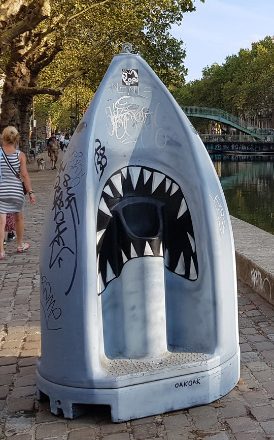 프랑스 파리 생마르탱 운하 근처에 설치된 상어 입 모양의 남성 소변기.