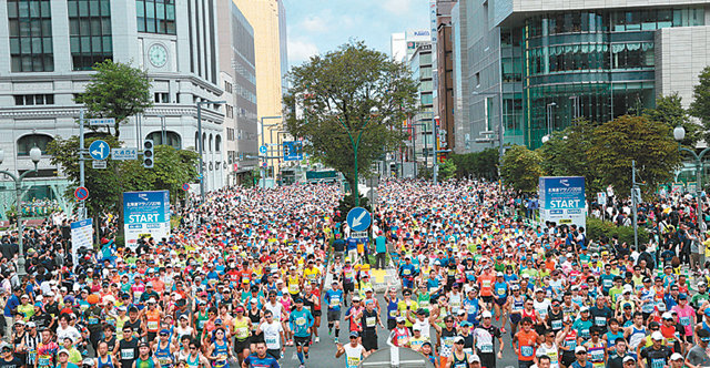 26일 열린 제32회 홋카이도 마라톤에서 참가자 2만1180명이 삿포로 시내를 달리고 있다. 홋카이도신문 제공