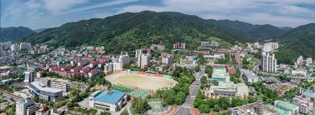 전남 순천시민들이 순천대를 발전시키기 위해 범시민운동을 벌이기로 해 눈길을 끈다. 역량강화대학 평가를 받은 순천대는 교육과정과 학사구조 개편 등 대학 혁신 작업을 꾸준히 추진하기로 했다. 순천대 제공