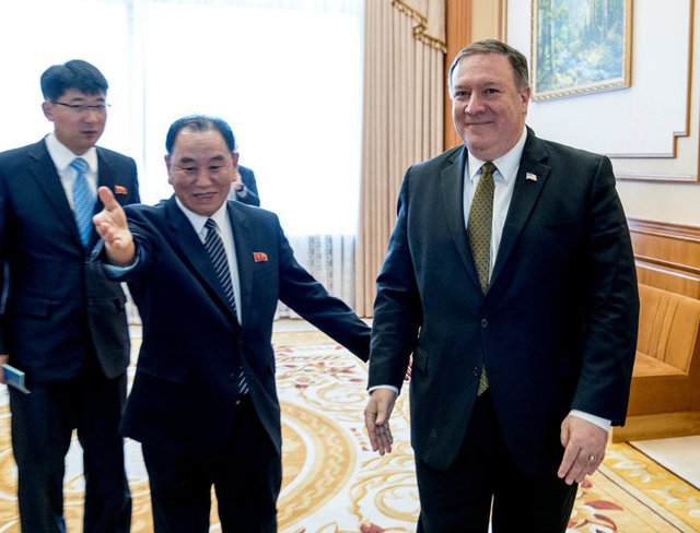 김영철 북한 통일전선부장(왼쪽)과 마이크 폼페이오 미국 국무장관. 뉴욕타임스 홈페이지 캡처