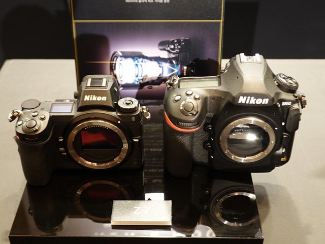 Z 시리즈(좌)와 기존 일안반사식 카메라 D850(우)를 나란히 놓으니 크기와 마운트 크기에 차이를 보인다.(출처=IT동아)
