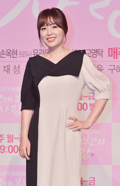 KBS 2TV 아침드라마 ‘차달래 부인의 사랑’으로 돌아온 하희라가 “40대 시청자들의 속을 뻥 뚫어드리겠다”고 각오를 밝혔다. 사진제공｜KBS