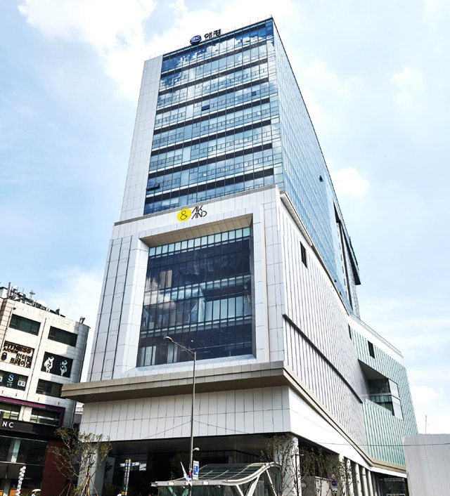 AK플라자가 31일 서울 마포구에 위치한 애경그룹의 통합 신사옥 애경타워에 지역 친화형 쇼핑센터(NSC)인 ‘AK& 홍대’를 처음 선보인다. AK플라자 제공