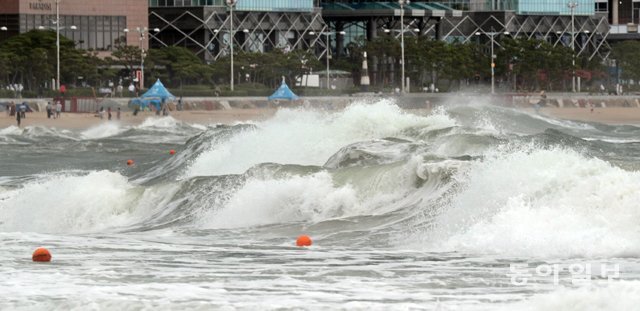19호 태풍 ‘솔릭’의 영향으로 23일 오전 해운대 앞바다에 파도가 치고 있다. 박경모 기자 momo@donga.com