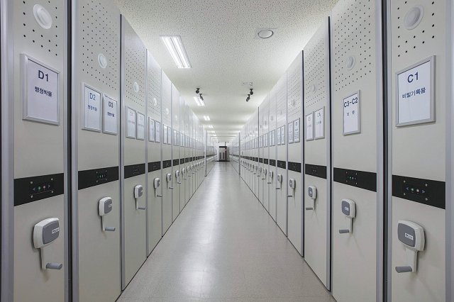 피아산업㈜이 전남 영광군청에 납품한 이동식 서가.