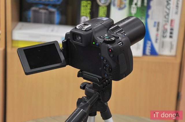 삼각대를 이용하면 낮은 셔터 속도에서도 어느 정도 선명한 사진 촬영이 가능하다. 단 피사체가 움직이면 무의미하다(출처=IT동아)