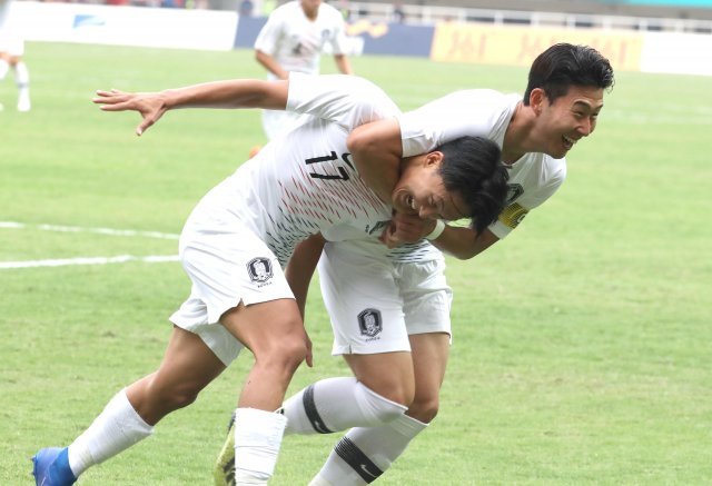 [아시안게임]축구 준결승 한국-베트남
29일 오후  인도네시아 자와바랏 보고르의 파칸사리 스타디움에서 열린  ‘2018 자카르타팔렘방 아시안게임’ 남자축구 준결승전.이승우 첫번째 골.한국-베트남경기.   
보고르=김동주기자.zoo@donga.com