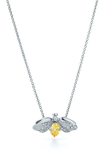 노란색 다이아몬드로 반딧불이를 표현한 티파니의 ‘페이퍼 플라워 컬렉션’. 티파니 제공