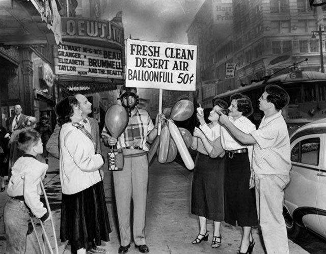 1954년 미국 로스앤젤레스 거리에서 도시 밖 사막의 깨끗한 공기를 담았다는
풍선을 50센트에 팔고 있다. LA도서관 제공