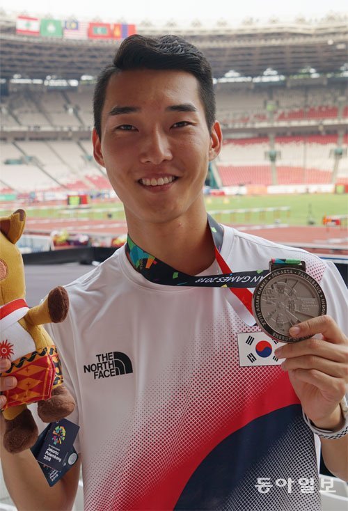 남자 높이뛰기에서 은메달을 딴 우상혁이 28일 GBK 주경기장에서 메달을 들고 활짝 웃고 있다. 자카르타=임보미 기자 bom@donga.com