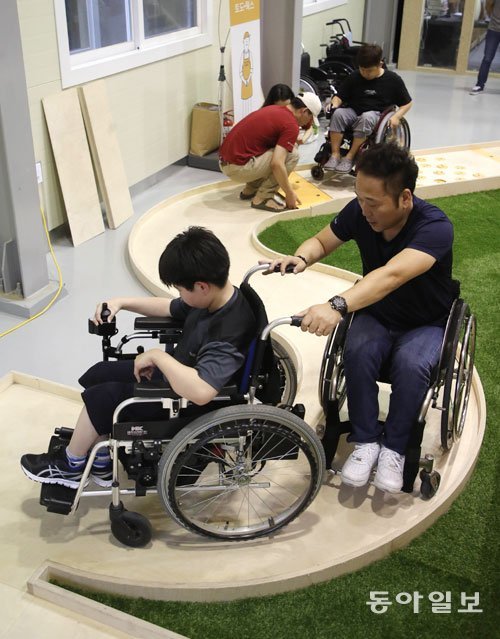 27일 경기 시흥시에 위치한 사회적기업 ‘토도웍스’에서 장애 아동들이 토도 드라이브가 부착된 휠체어를 타고 이동 교육을 받고 있다. 양회성 기자 yohan@donga.com