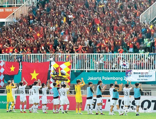 “잘 싸웠어요, 친구의 나라” 베트남 응원단 뜨거운 박수