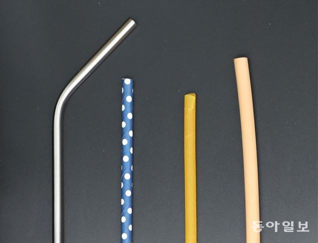 사진=플라스틱 빨대를 대체할 수 있는 스테인리스, 종이, 식용, 대나무 빨대(왼쪽부터). 동아일보DB