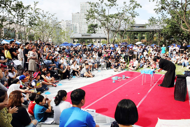 지난해 9월 대구 북구 삼성창조경제단지에서 열린 동아시아 보자기 페스티벌에서 관광객들이 거리 공연을 보고 있다. 대구시 제공