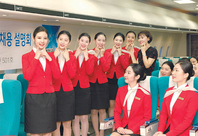 30일 대구 북구 영진전문대 항공기내실습실에서 항공승무원 채용 시험을 준비하는 이 대학 학생들이 모의면접에 앞서 미소 짓는 연습을 하고 있다. 영진전문대 제공