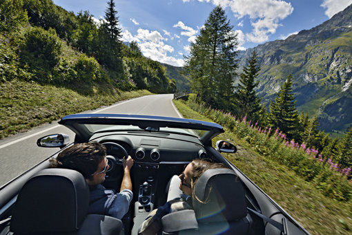 알프스 산맥을 중심으로 펼쳐지는 빼어난 풍광을 자동차 여행으로 즐기는 스위스의 관광상품 ‘그랜드 투어’.