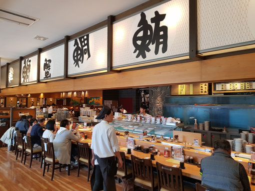 오사카 교토 노포 맛 기행에서 방문하는 ‘오사카에서 가장 신선한 회전초밥 가게’를 표방하는 다이키 수산의 매장.