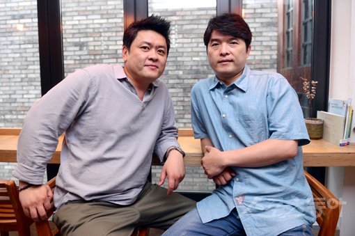 영화 ‘너의 결혼식’의 이석근 감독(오른쪽)과 제작자 김정민 대표. 김종원 기자 won@donga.com