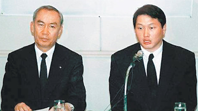 1998년 9월 1일 최태원 SK(주) 회장(오른쪽)의 취임 당시 모습. 왼쪽은 손길승 당시 SK그룹 회장. SK 제공