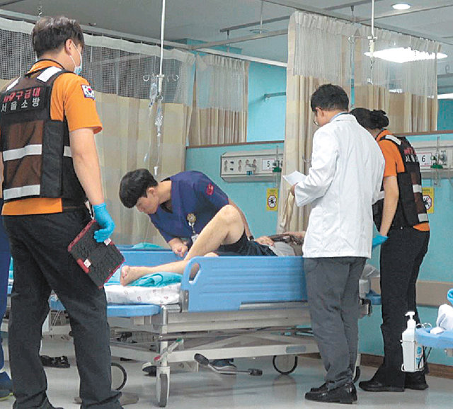 의사 출신 이진한 기자(흰 가운을 입은 사람)가 17일 이 병원 응급실에서 119에 실려 온 환자의 상태를 
살펴보고 있다. H+양지병원 제공